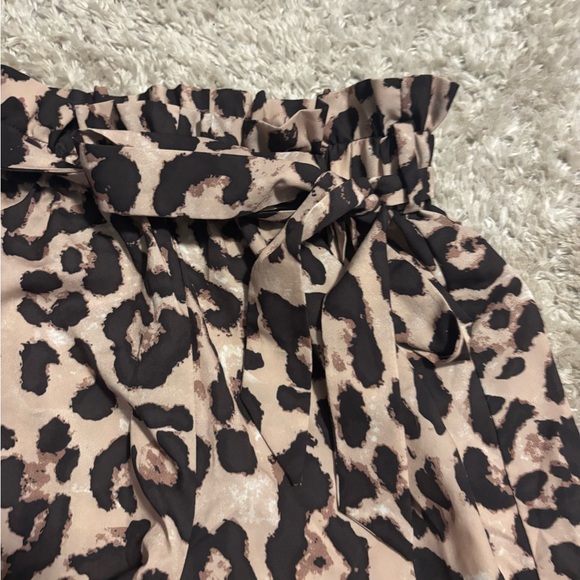 🎁 Leopard Print Shorts - Picture 2 of 5